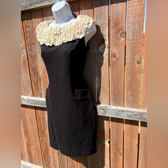 Taylor Black Ponte Sheath Dress With Ivory Rosette Neckline Size 4 - Picture 7 of 13